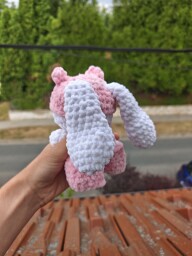 Králíček s oblečkem
